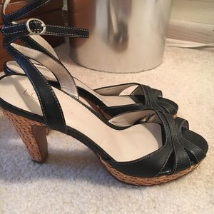 Loft heel, wrap around ankle. Heel has tan straw